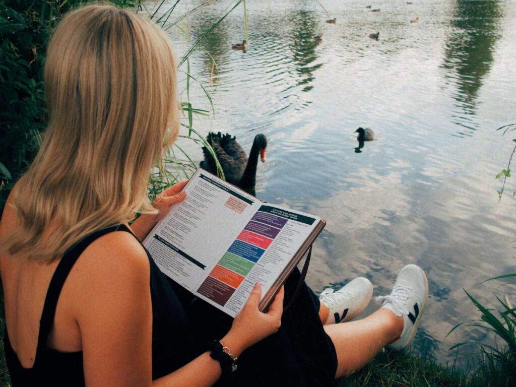 Lucie is sat by the water, leaning about living seasonally and embracing the summer.