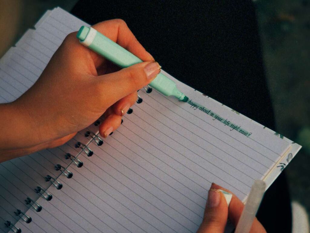 Lucie highlighting text to signify that she's creating a daily routine blogging, as well as a blogging schedule